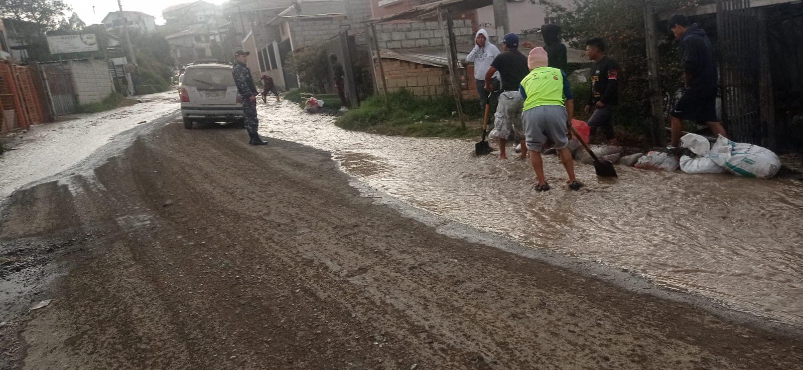 DESLIZAMIENTO DE TIERRAS EN RAYOLOMA EN CUENCA, POR LA FUGA DE AGUA.- VARIAS VIVIENDAS FUERON EVACUADAS.