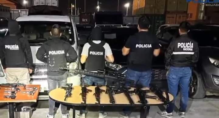 EN OPERATIVO EN CANTÓN YAGUACHI 2 POLICÍAS EN SERVICIO ACTIVO SON DETENIDOS JUNTOS A DECOMISO DE COCAÍNA Y UN ARSENAL DE GUERRA, HAY TRES RETENIDOS.-