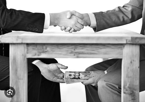 "EXIGÍA DINERO PARA AYUDAR A LAS VÍCTIMAS"
