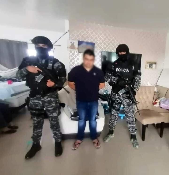 EN MANTA, LA POLICÍA EN ALLANAMIENTO INCAUTO 9 VEHÍCULOS DE ALTA GAMA SON RETENIDOS EN MANTA.-
