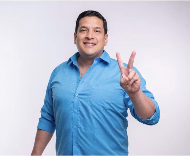 EL CONTENCIOSO ELECTORAL SANCIONA A ALEMBERT VERA, CON SUSPENSIÓN DE SUS DERECHOS DE PARTICIPACIÓN POLÍTICA, Y MULTA DE 22.000 DÓLARES POR COMETER INFRACCIÓN ELECTORAL MUY GRAVE.-