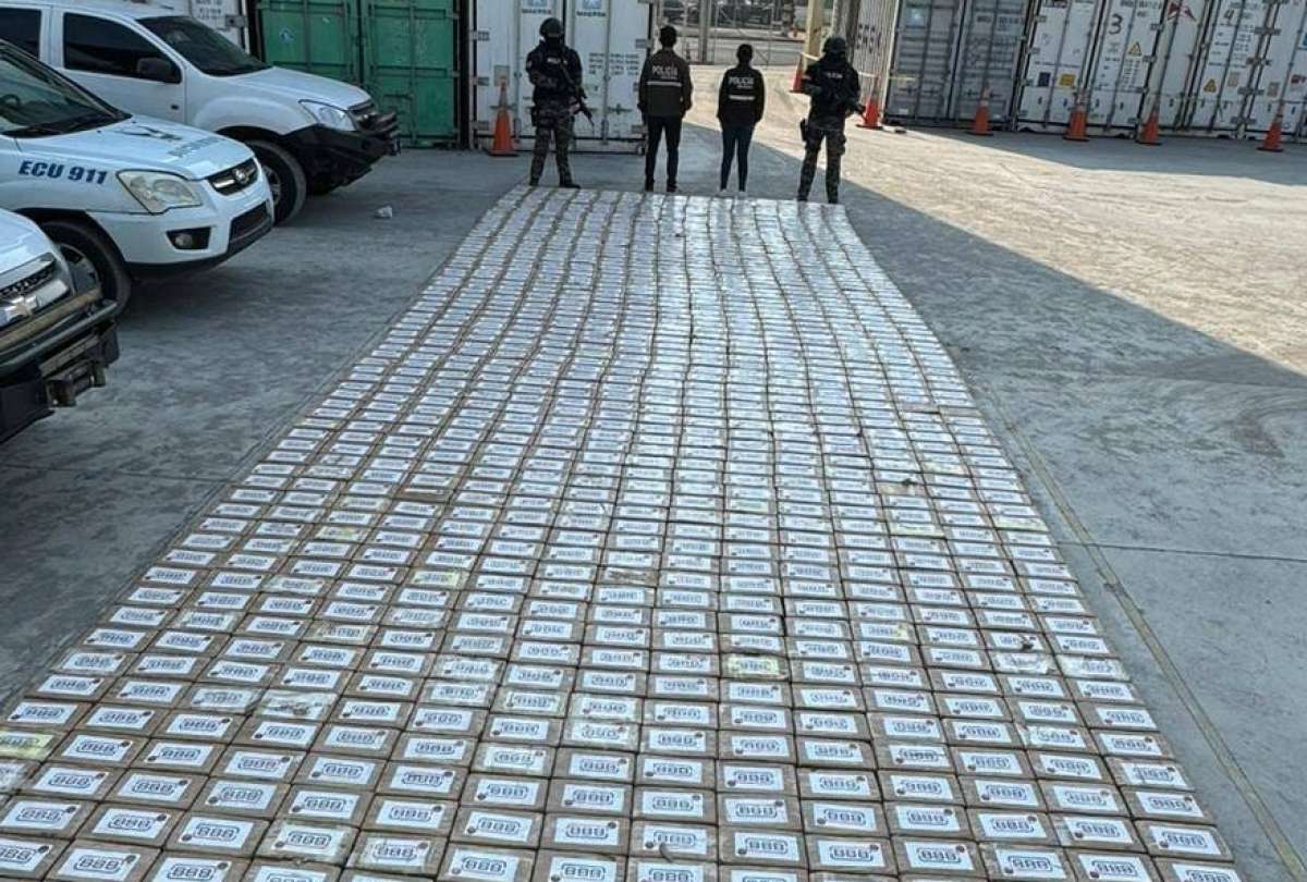 EN GUAYAQUIL, LA POLICÍA INCAUTA MÁS DE UNA TONELADA DE COCAÍNA EN UN CABEZAL.-