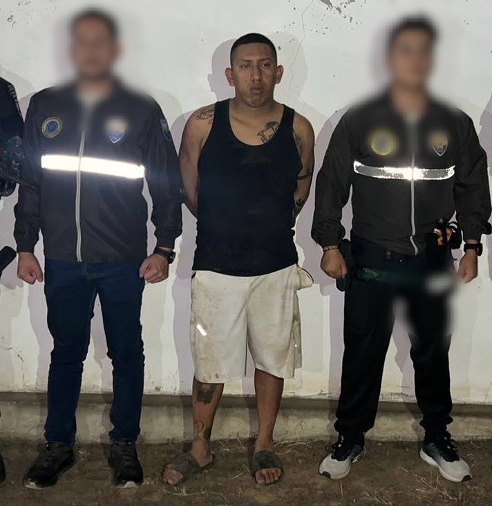 POLICÍA DETIENE A INTEGRANTE DE LA BANDA LOS CHONERO, QUE ESTUVO INVOLUCRADO EN EL ASESINATO DE 5 TURISTAS EN MANABÍ.