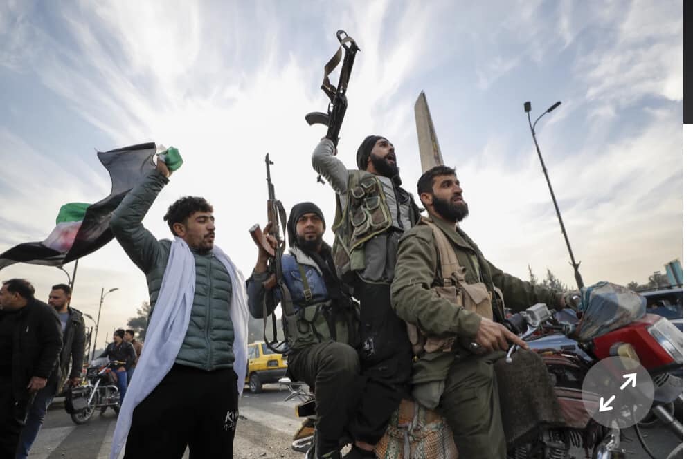 SIRIA LIBRE, LOS REBELDES DERROCARON AL TIRANO Y DICTADOR AL ASAD EN EL PODER DESDE HACE 24 AÑOS.-
