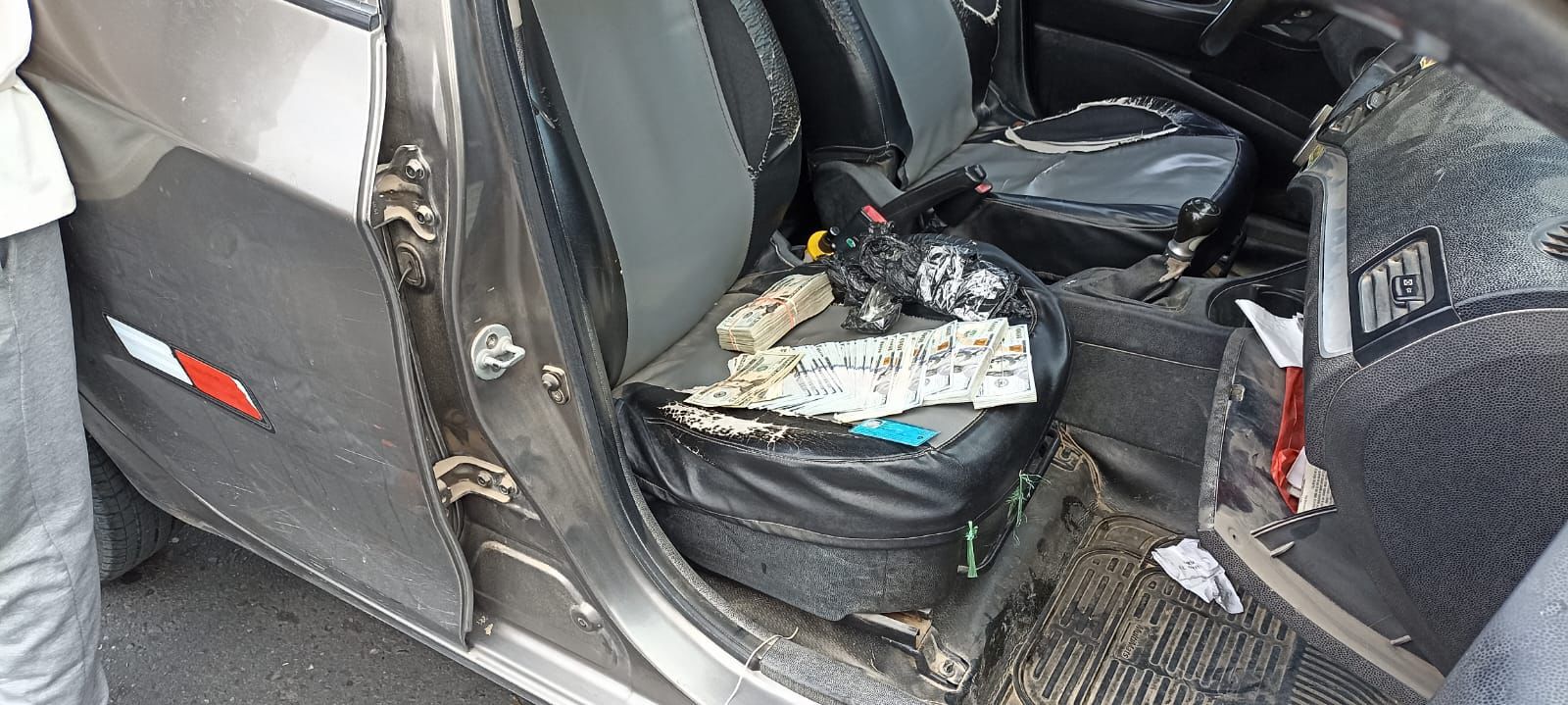 EN LOJA 2 PERUANOS SON APREHENDIDOS POR LAVADO DE DINERO.