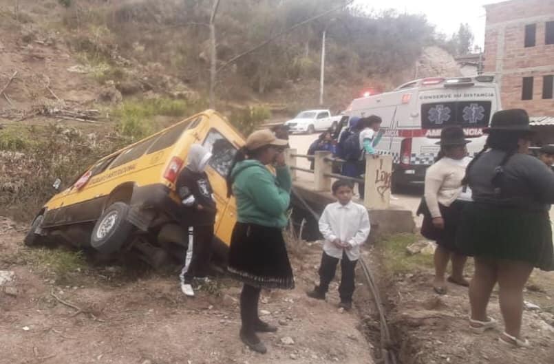 EN NABON UNA BUSETA CON NIÑOS SUFRE VUELCO QUE LLEVABA MENORES DE EDAD.-