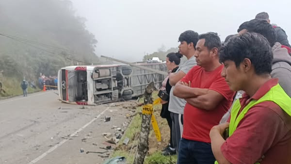 EN LA VÍA CUENCA-LOJA, CHOQUE ENTRE BUS INTERPROVINCIAL Y UNA CAMIONETA CAUSA LA MUERTE DE UNA PERSONA.-