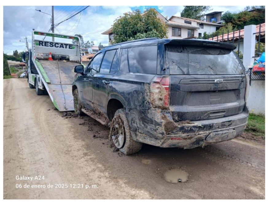 EL CHOFER DEL VEHÍCULO BLINDADO AL SERVICIO DEL ALCALDE CRISTIAN ZAMORA, UN JOVEN DE 22 AÑOS, 11 CITACIONES POR INFRACCIONES DE TRÁNSITO, Y LICENCIA TIPO B.-