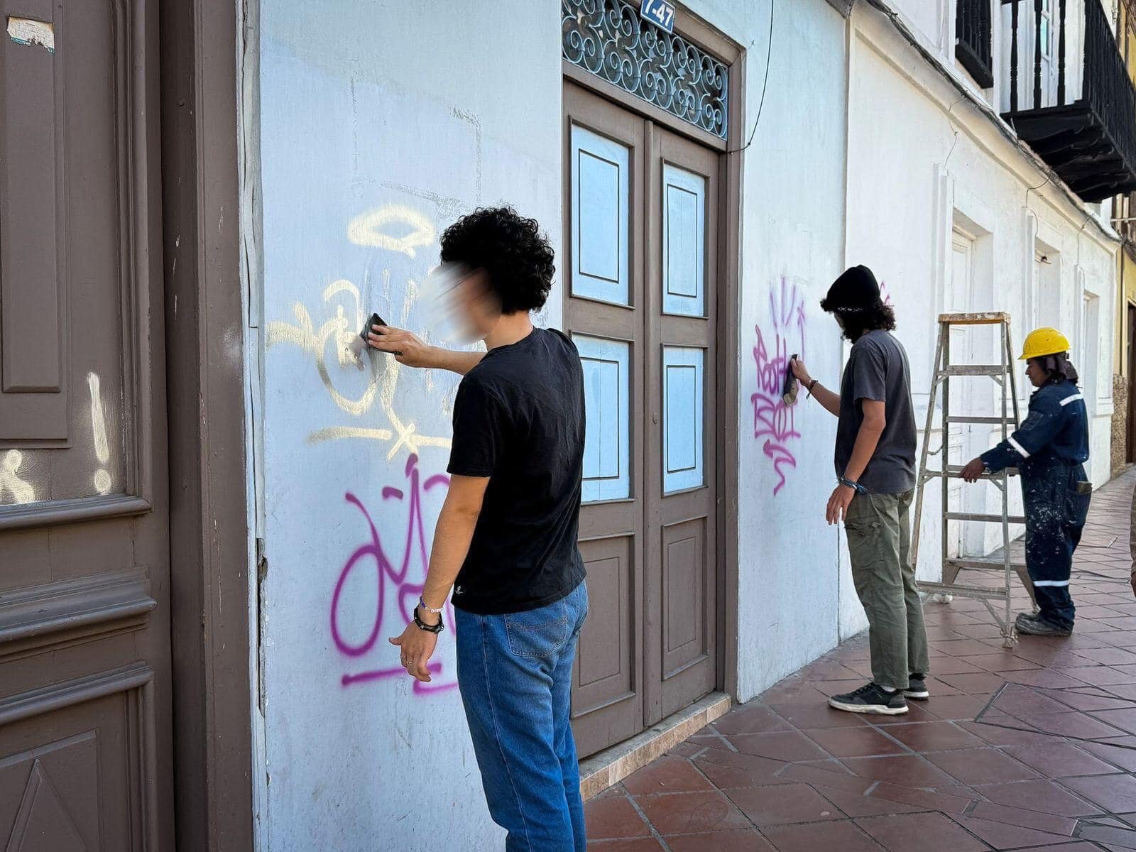 JÓVENES REPARAN LOS DAÑOS EN CASAS PATRIMONIALES .-