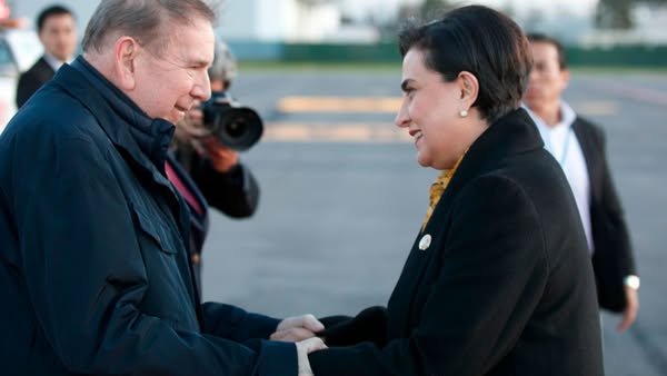 ECUADOR RECIBE CON LOS HONORES DE UN PRESIDENTE A EDMUNDO GONZÁLEZ PRESIDENTE LEGÍTIMO DE VENEZUELA