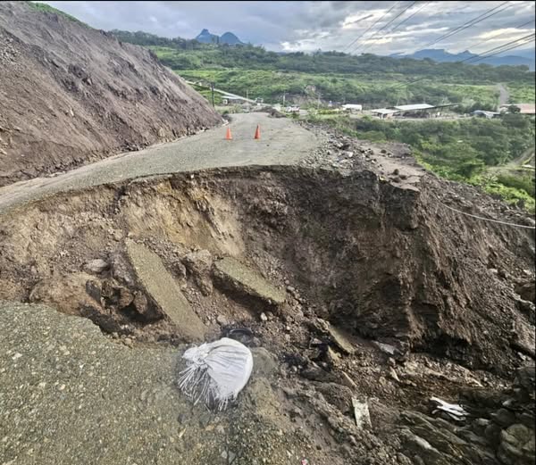 SE REPORTA SOCAVÓN EN EL Km. 66 DE LA VÍA CUENCA-GIRÓN-PASAJE.-