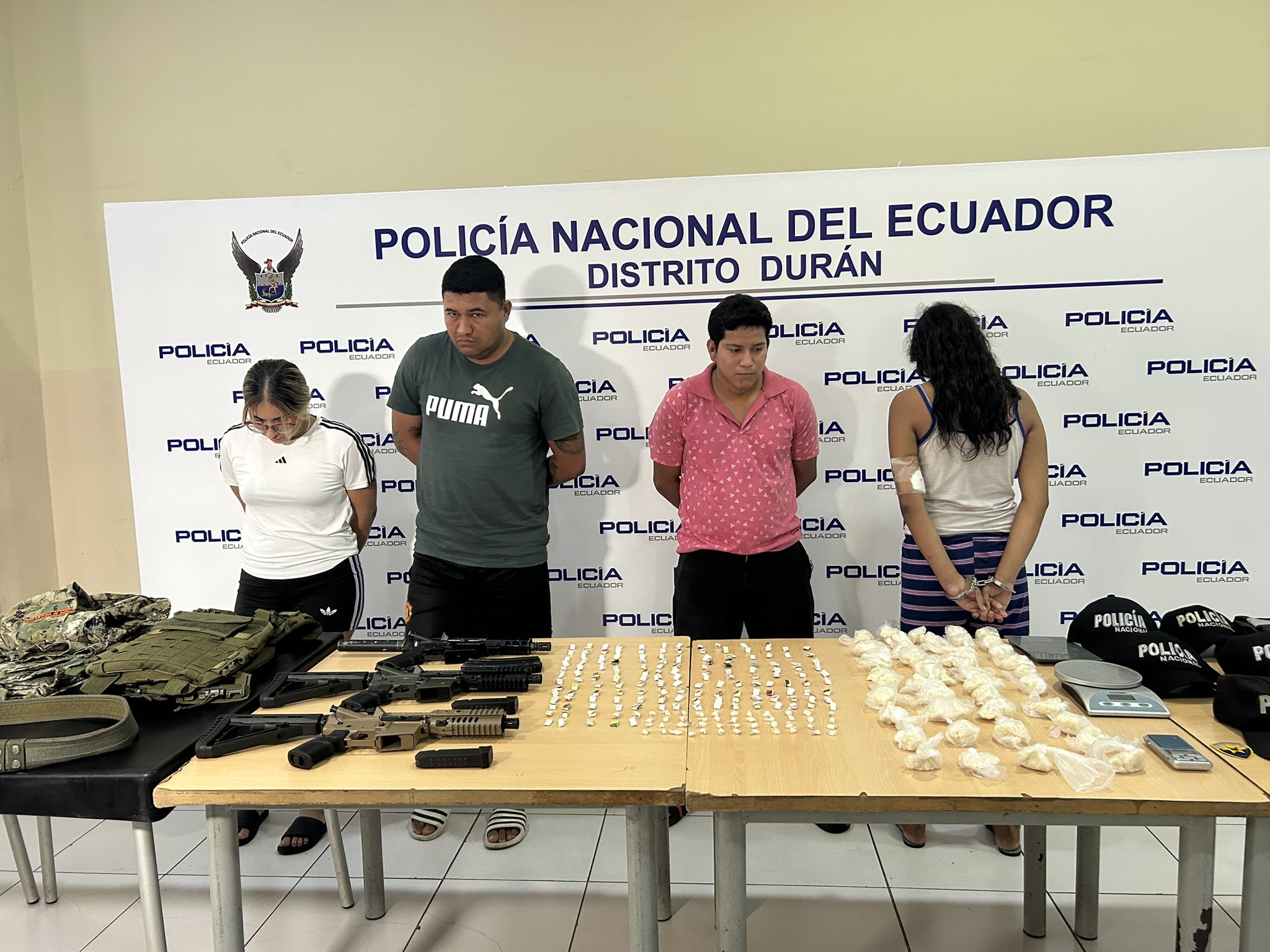 LA POLICÍA DETIENEN A 4 DELINCUENTES QUE UTILIZABAN UNA CAMIONETA QUE HABÍA SIDO ROBADA AL CANAL TC TELEVISIÓN.